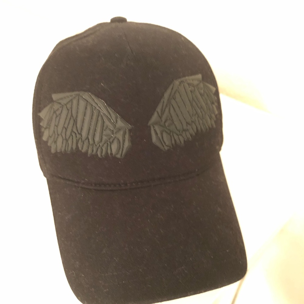 Zara hat .